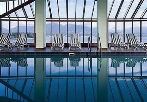 Renaissance Vancouver Harbourside pool